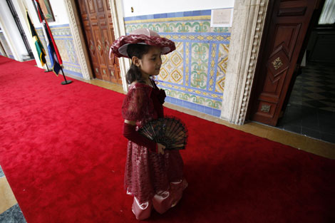 Una niña interpreta a Manuela Sáenz en la cancillería de Caracas (Venezuela). | Efe