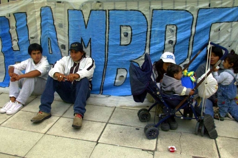 Una familia protesta contra el hambre en Argentina.