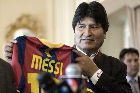 evo morales con camiseta de messi en barcelona