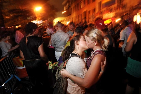 Una pareja de lesbianas celebran la norma aprobada por el Senado. | Efe