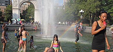 Niños y grandes se bañan en una fuente de Nueva York. | C. F.