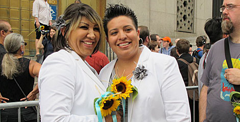 Ruth Molina y Nirvana González (d) celebran su boda civil. | Carlos Fresneda