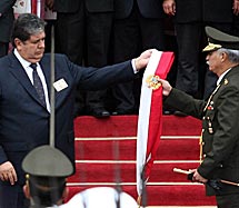 Alan García entrega la banda presidencial.