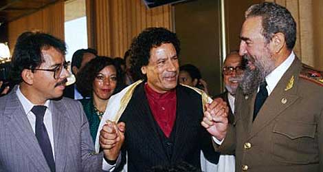 Daniel Ortega, Muamar Gadafi y Fidel Castro se dan la mano en Harare en 1986.