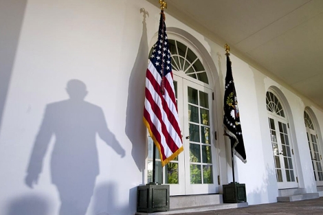 Sombra del presidente Obama al pasar por el jardín de la Casa Blanca. | AP