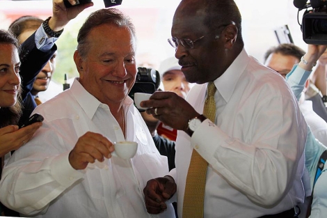 Herman Cain (d) toma un café en el 'Versailles' de Miami. | AFP