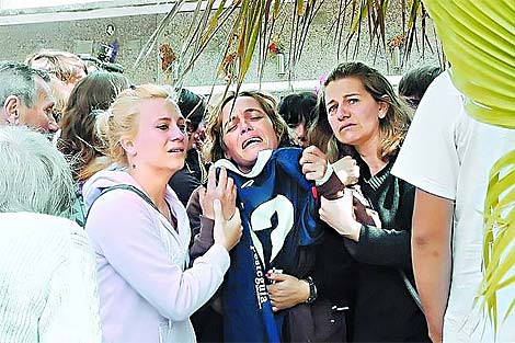 La madre de Gastón Bustamante, con una camiseta del pequeño. | PAL | Clarín
