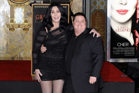 Cher (i) posa con su hijo (d) en Hollywood. | Efe