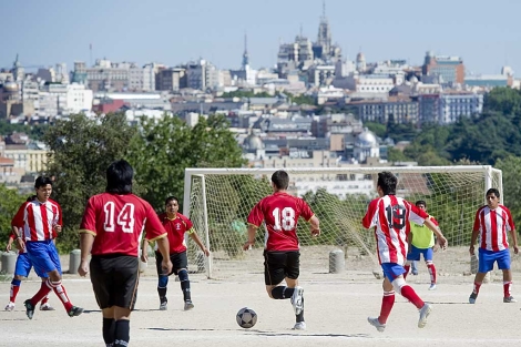 Un grupo de jóvenes inmigrantes juegan al fútbol en la Casa de Campo. | Gonzalo Arroyo