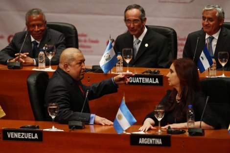 El presidente Hugo Chávez junto a Cristina Fernández (delante), en la apertura de la CELAC. | AP