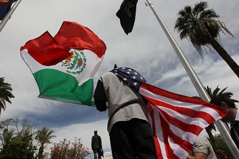 Un mexicano protesta en abril de 2010 en Phoenix, Arizona contra la Ley Arizona.
