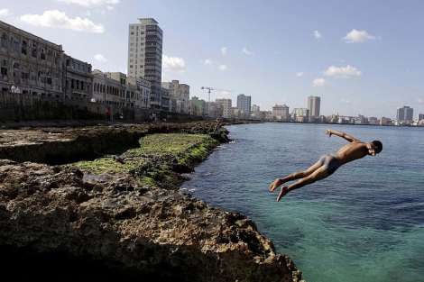 Un hombre se tira al mar desde el Malecón de La Habana. | AP