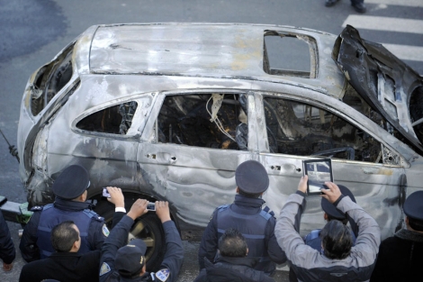 El coche donde han aparecido dos cadáveres decapitados. | Reuters