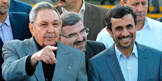 Raúl Castro ejerce de anfitrión en la visita de Admadineyad. | Efe