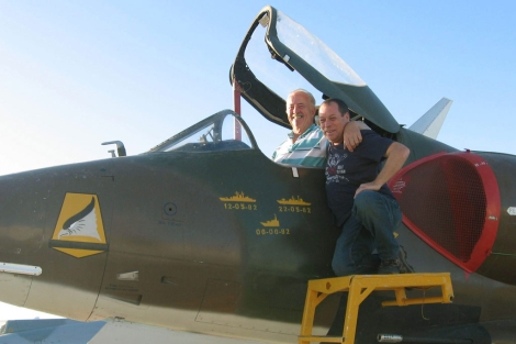El piloto británico y el argentino, durante su reencuentro. | Efe El piloto británico y el argentino, durante su reencuentro. | Efe