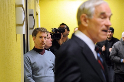 El senador Rand Paul mira a su padre, que atiende a la prensa. | Efe