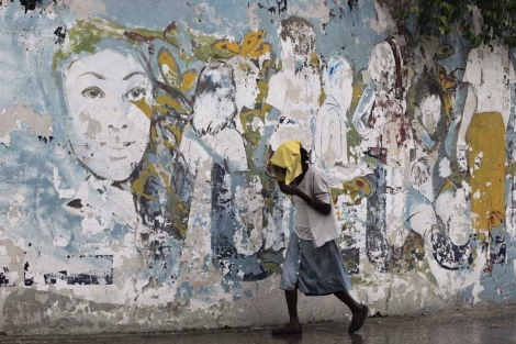 Una mujer pasea por La Habana.| Reuters