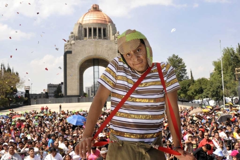 Una persona disfrazada de 'Chespirito' durante una coreografía en C. de México. | Efe Una persona disfrazada de 'Chespirito' durante una coreografía en C. de México. | Efe