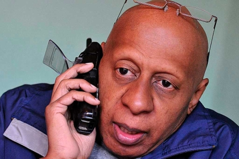 Guillerno Fariñas habla por teléfono desde su casa en Santa Clara.
