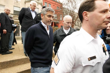 George Clooney, en el momento del arresto.| Reuters