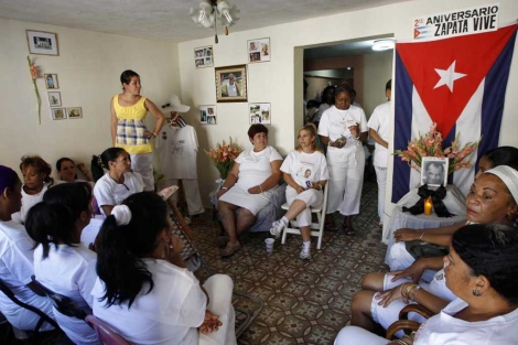 Las 'Damas de Blanco' reunidas en casa de Laura Pollán hace unos días.| Efe