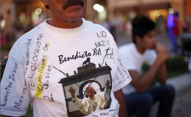 Un mexicano con una camiseta en contra de la visita del Papa. | Reuters