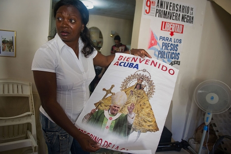 Berta Soler, líder del movimiento Damas Blancas, con un cartel de la visita del Papa. | AFP