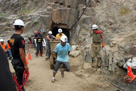 Mineros trabajando en la mina donde nueve de sus compañeros han quedado atrapados. Mineros trabajando en la mina donde nueve de sus compañeros han quedado atrapados. | Efe
