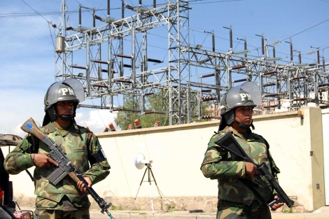 Los militares bolivianos custodian las instalaciones de la filial de Red Eléctrica. | Afp