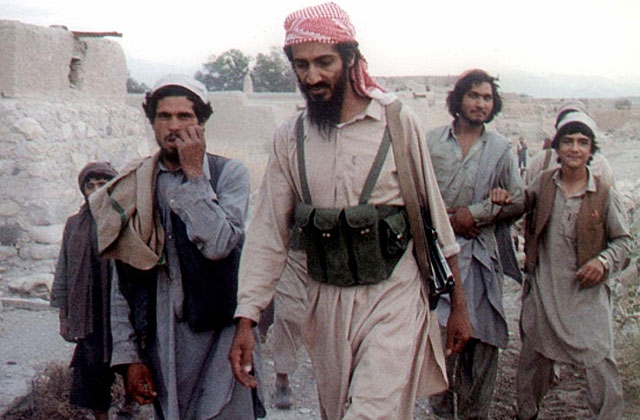 Osama bin Laden, con sus seguidores en 1989. | Vea más imágenes