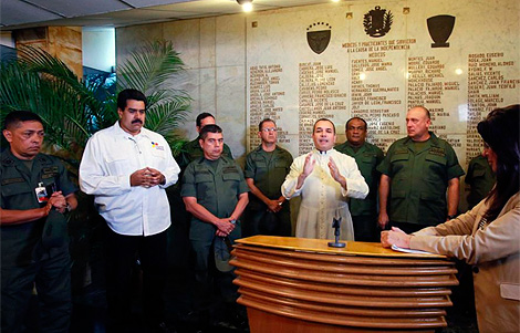 Maduro, junto a la cúpula militar anuncia la muerte de Chávez. | Afp Maduro, junto a la cúpula militar anuncia la muerte de Chávez. | Afp