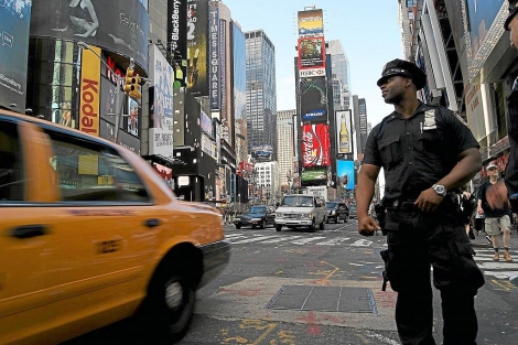 Un policía de raza negra en Nueva York.