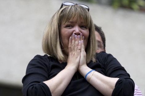 La juez María Afiuni, emocionada del apoyo recibido junto a su casa. | Reuters La juez María Afiuni, emocionada del apoyo recibido junto a su casa. | Reuters