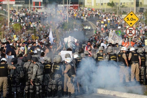 La policía bloque a los manifestantes en Belo Horizonte. | Afp