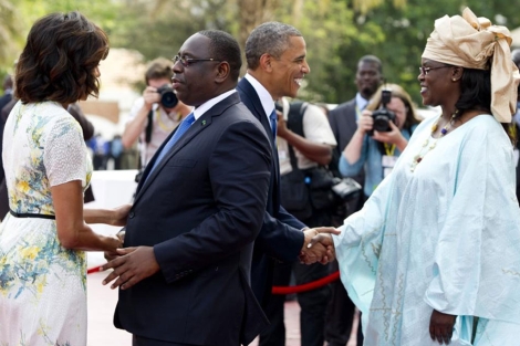 Macky Sall y su mujer Marieme Faye Sall saludan a Obama y su esposa,| Afp