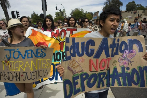 Jóvenes protestan en California contra el plan de deportaciones. | Efe