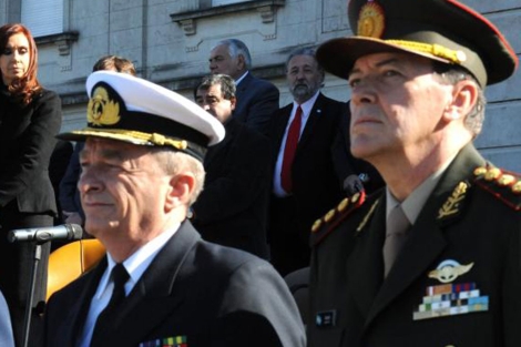 César Milani (dcha), junto a otro mando militar argentino. | Efe