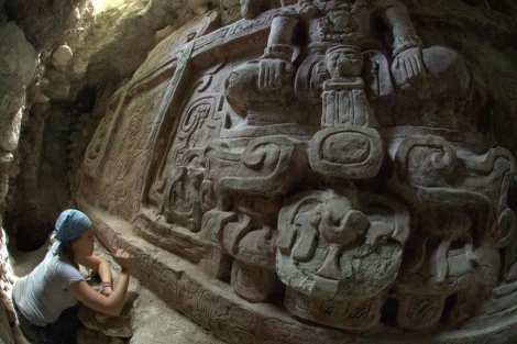 Una arqueóloga estudia el friso encontrado en el norte de Guatemala | Afp