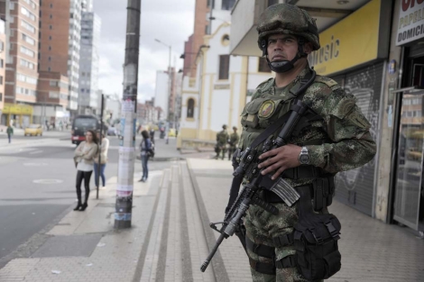 Soldados colombianos patrullan las calles de Bogotá | Afp