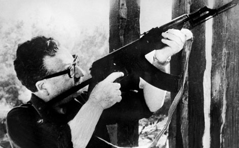 Allende con el AK-47 regalo de Fidel Castro.| Afp