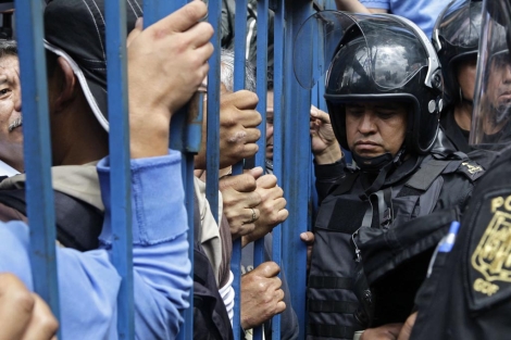 Enfrentamientos entre policías y maestros. | Reuters VEA MÁS FOTOS Enfrentamientos entre policías y maestros. | Reuters VEA MÁS FOTOS