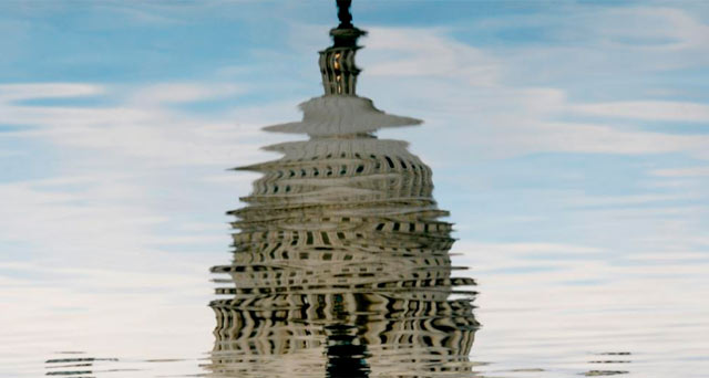 Reflejo en el agua del Capitolio en Washington. | Efe