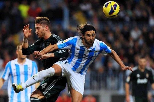 Sergio Ramos, ante Sergio Sánchez. | Afp