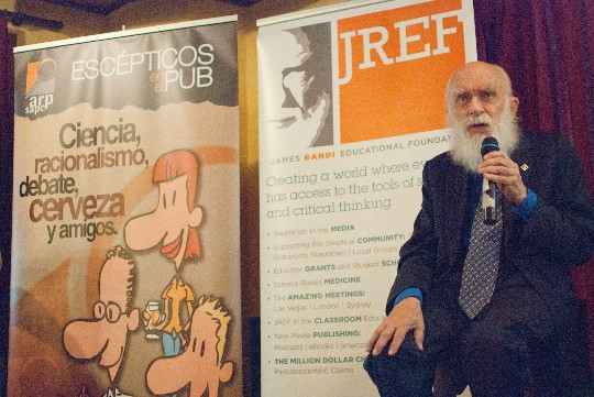 James Randi, un chaval de 83 años, en el 'Escepticos en el Pub' que se celebró el viernes pasado en Madrid (Foto: Pablo Ruiz Múzquiz).