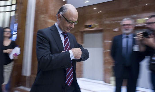El ministro Cristóbal Montoro consulta su reloj como si se acabara el tiempo. Foto: Gonzalo Arroyo