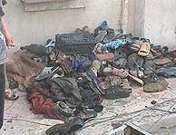 Ropa y zapatos de las víctimas apiladas en las calles. (Foto: AP)