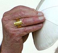 Imagen de archivo que muestra el Anillo del Pescador en la mano de Juan Pablo II. (Foto: EFE)