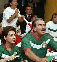 Fox y su mujer, viendo el partido contra Portugal. (Foto: AP) Fox y su mujer, viendo el partido contra Portugal. (Foto: AP)