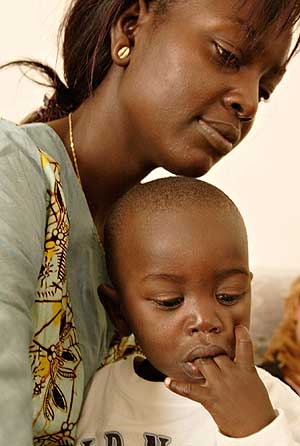 Una madre con su hijo en Senegal. (Foto: AP)