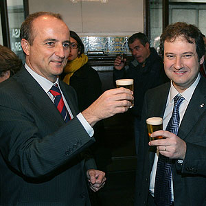 Sebasti&aacute;n y Jordi Hereu toman un aperitivo en la Casa Labra. (Foto:EFE)